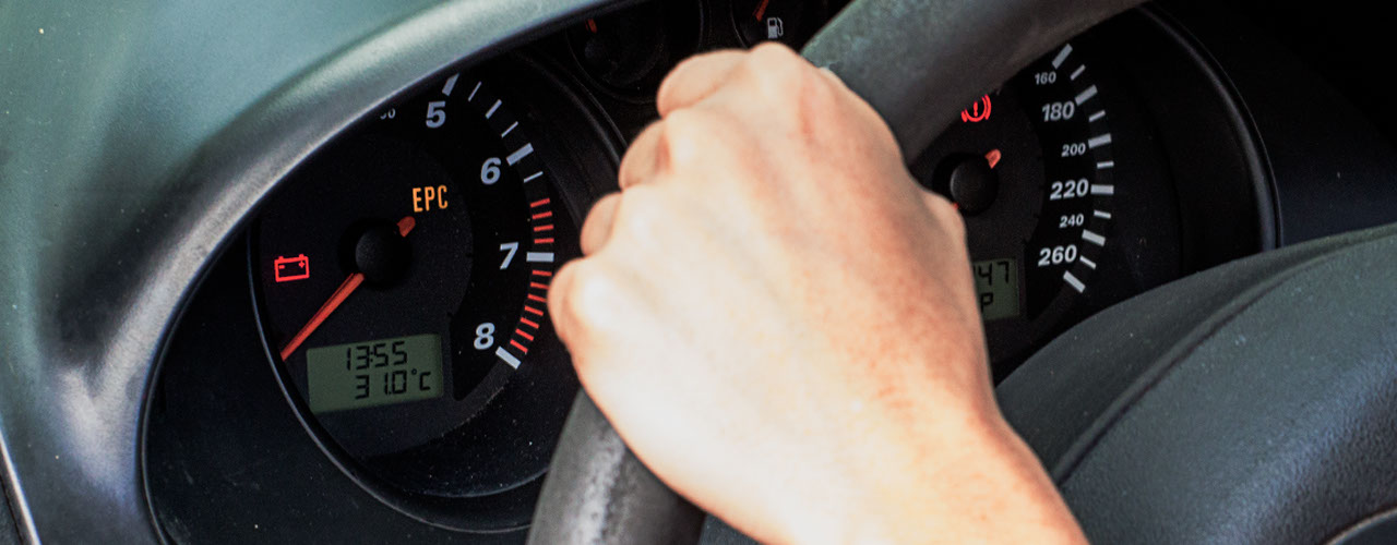 Asistencia vial y solución de problemas para vehículos sin carga electrica