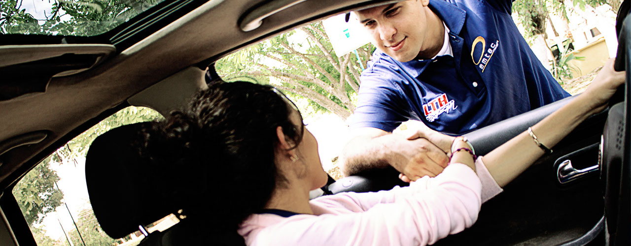 Servicio de rescate vial para vehículos con problemas derivados del acumulador electríco o batería.